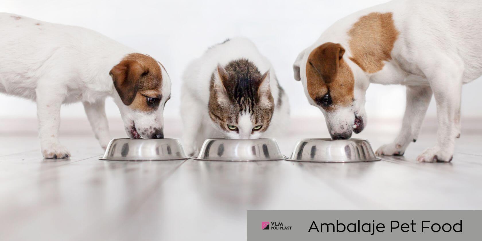 Custom pet food packaging pouches and bags for dog and cat food by VLM Poliplast