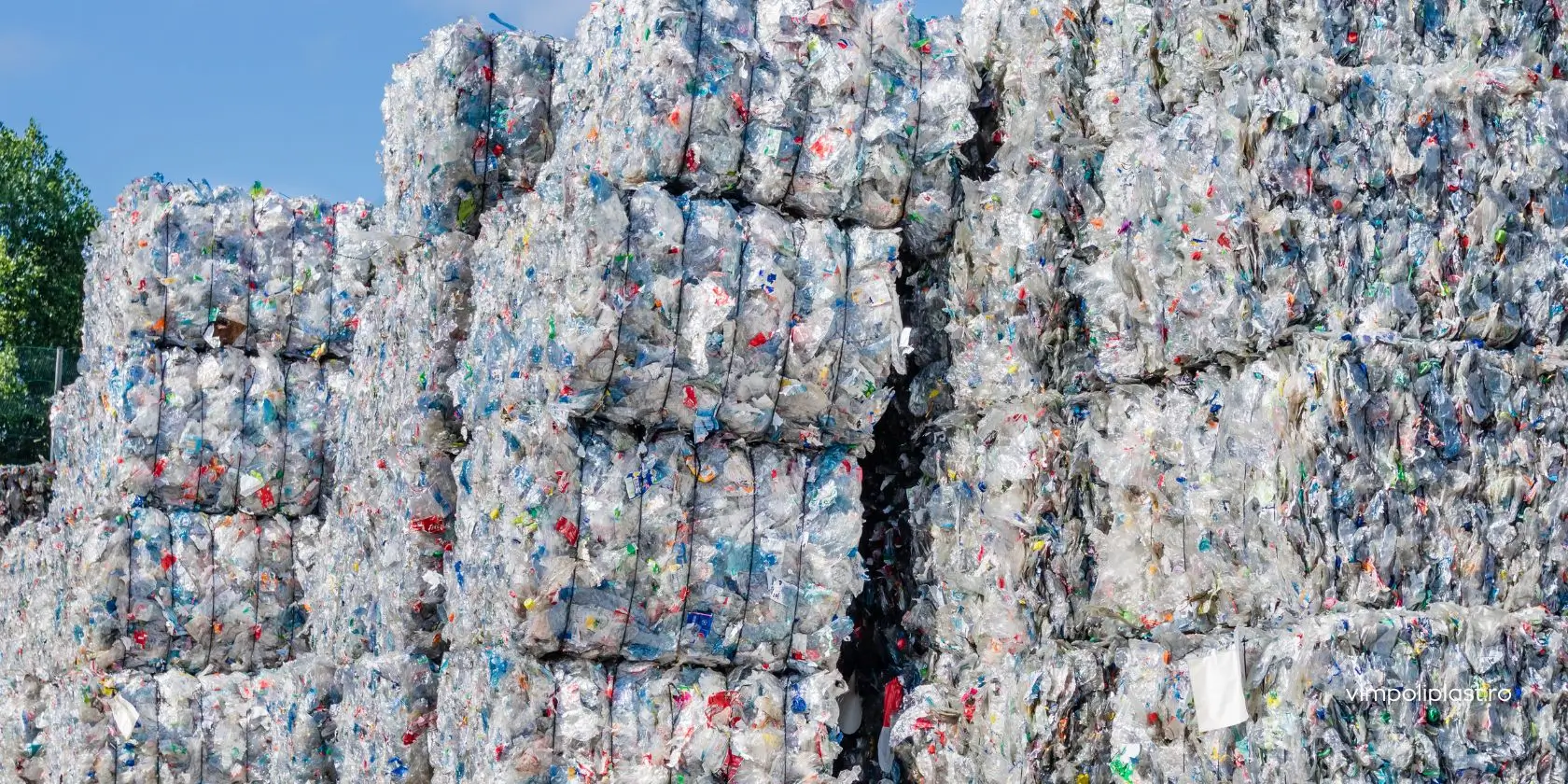 Bale presate de plastic reciclat într-o instalație industrială de recuperare a materialelor
