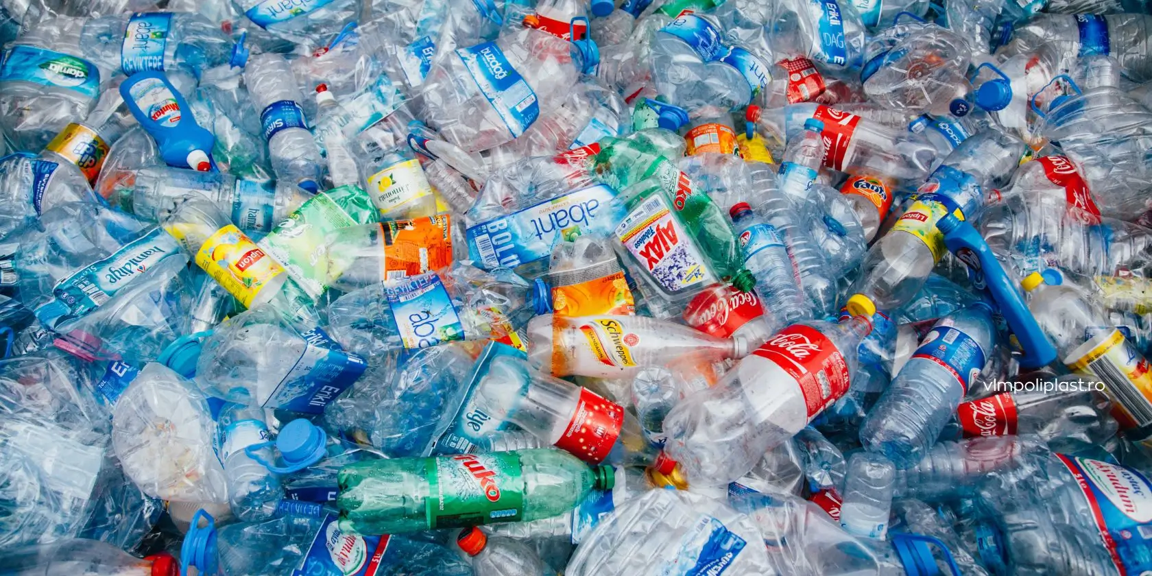 Deșeuri de plastic mixte contaminate cu reziduuri alimentare, înainte de sortarea pentru reciclare
